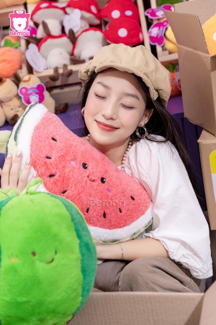 Gấu bông dưa hấu làm quà tặng bạn gái "dễ chịu, dễ thương"
