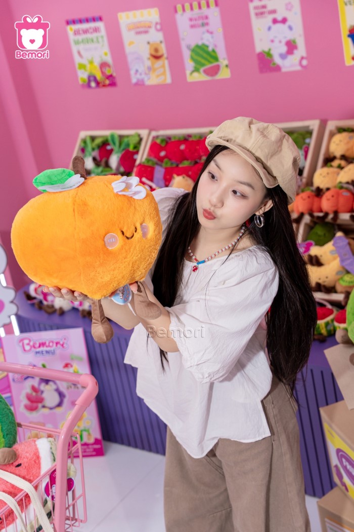 Gấu Bông Trái Cây Vui Vẻ siêu cưng bên cô bạn gái
