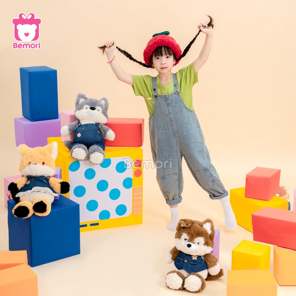 Khoảnh khắc đáng yêu của bé bên thú bông