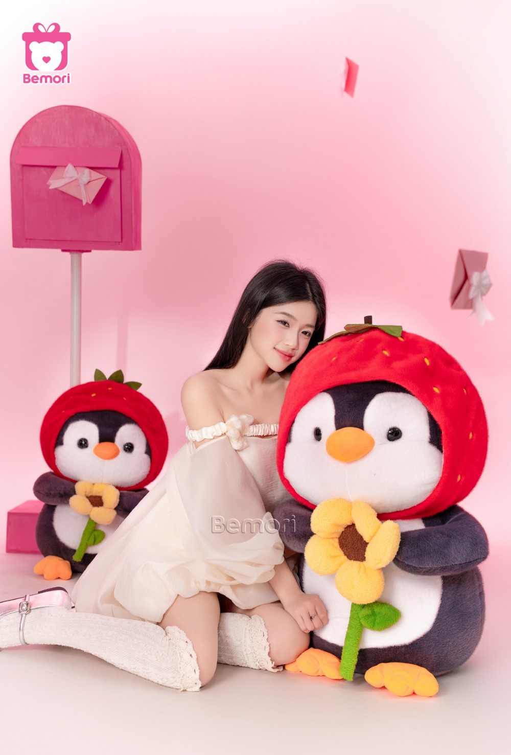 Cánh cụt bông cầm hoa: món quà ngọt ngào dành tặng nàng