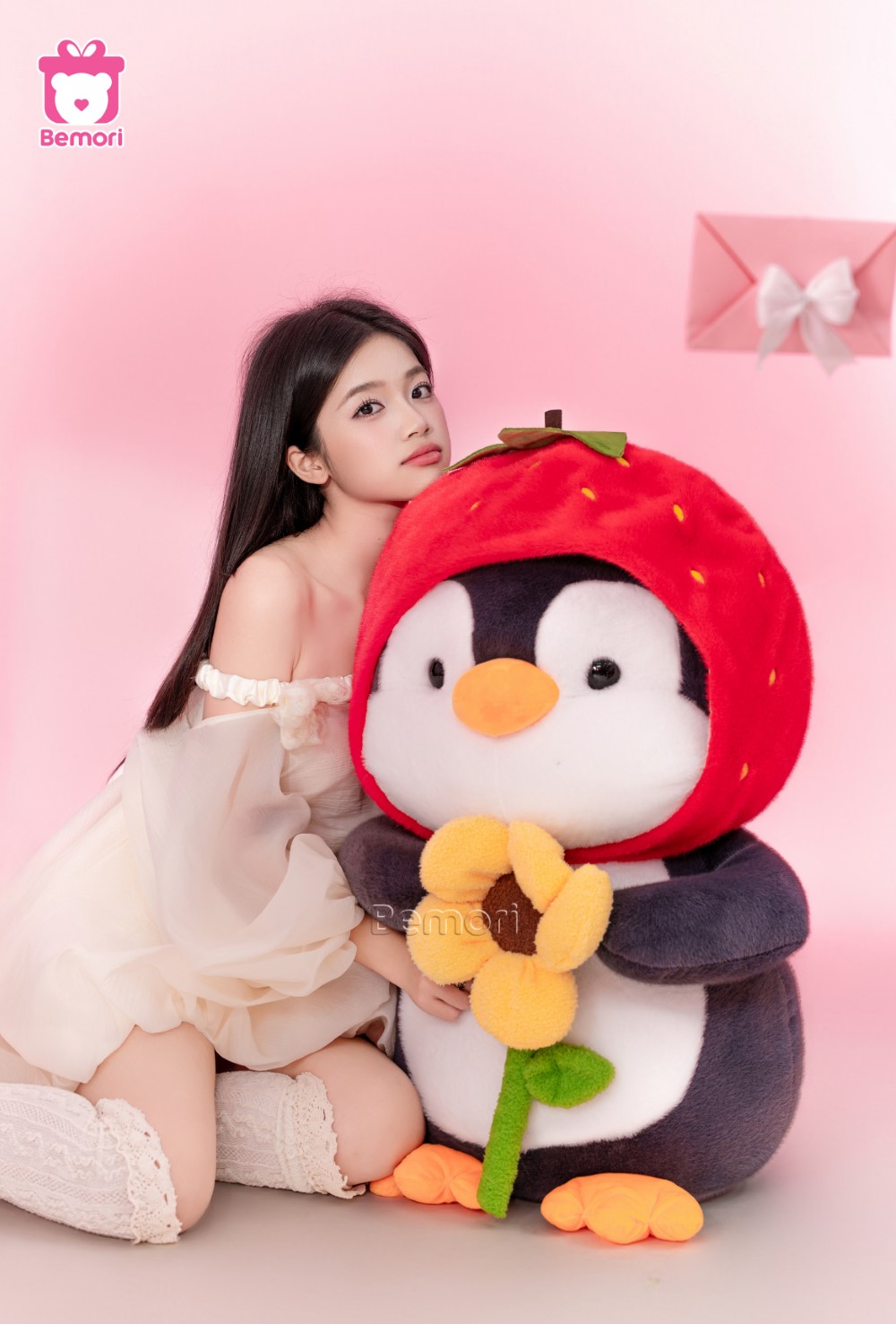 Cánh cụt bông cầm hoa mang theo lời tỏ tình dành riêng cho “em”