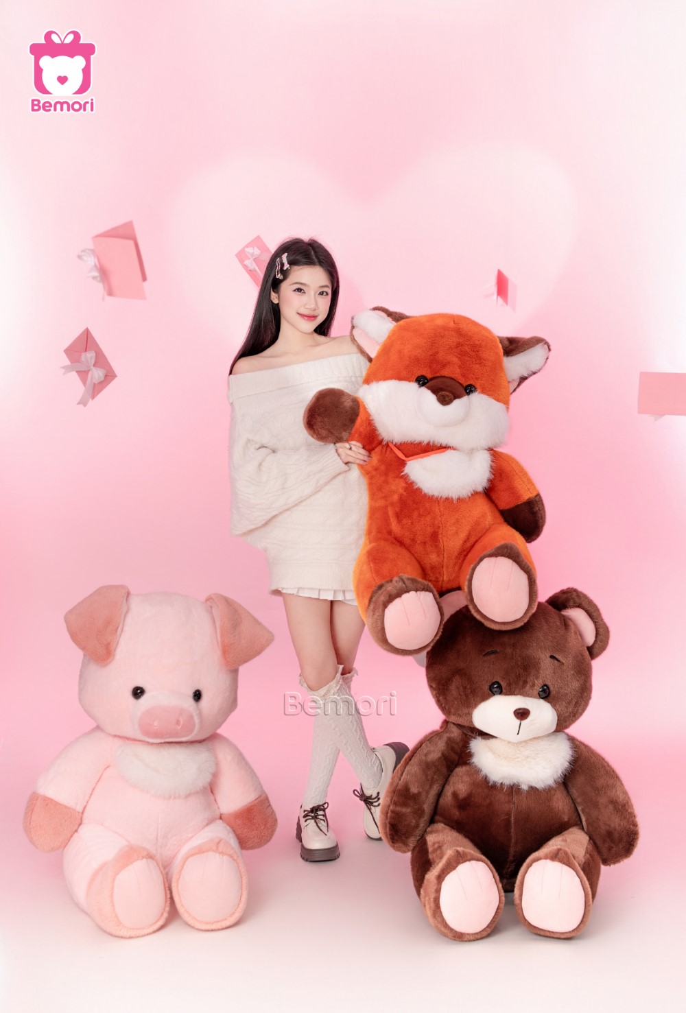 Bên thú bông khổng lồ những cái ôm không còn khoảng cách