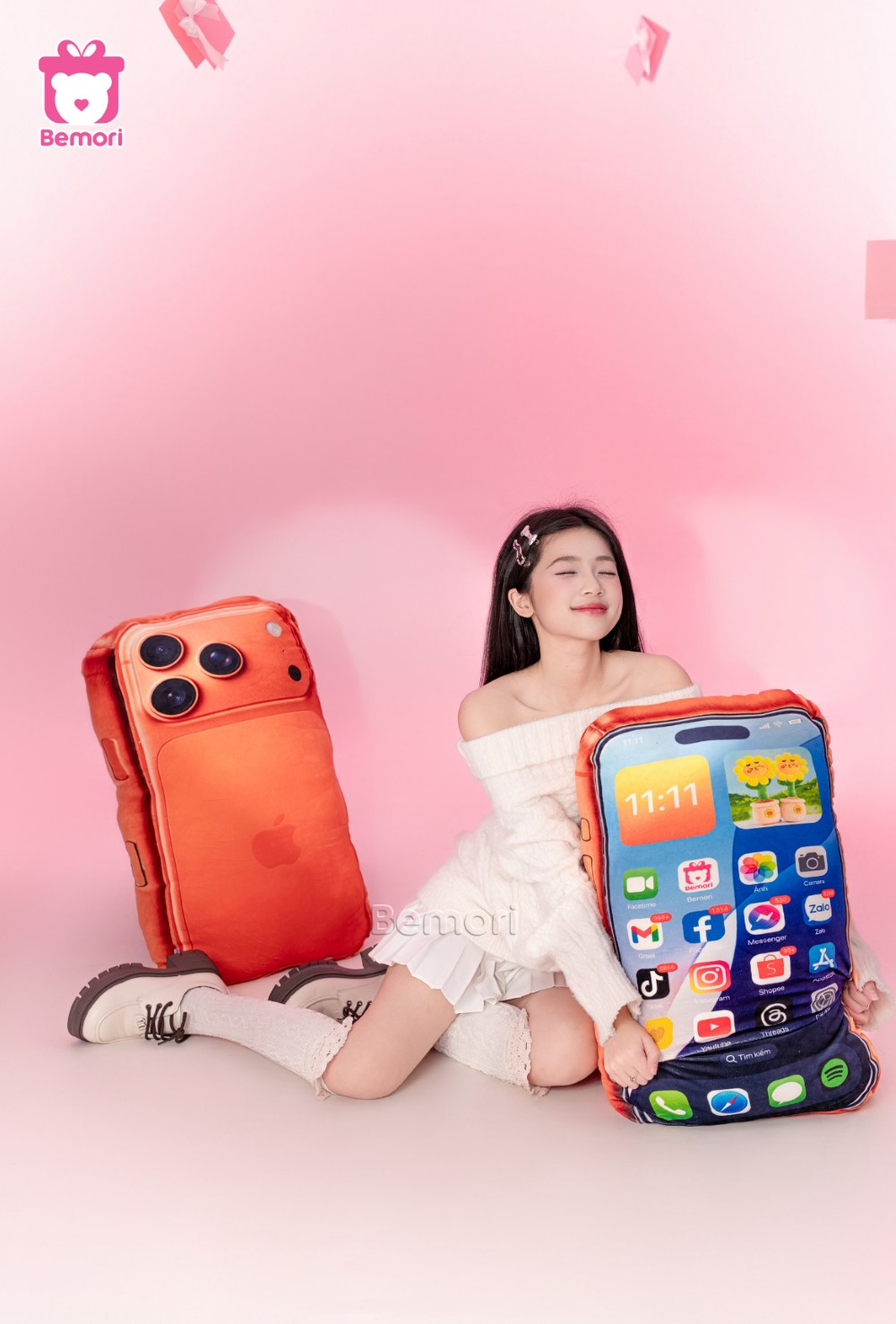 Gấu bông điện thoại iPhone 17 khổng lồ tạo ấn tượng với nàng