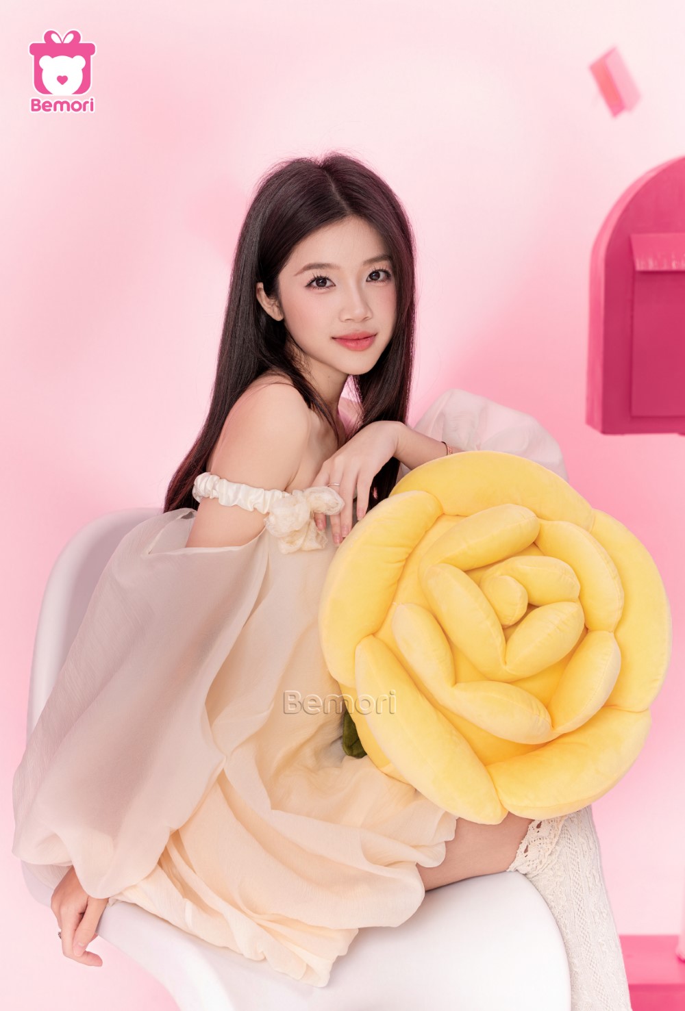 Bông hồng khổng lồ màu vàng mang ánh nắng trong chuyện tình của tụi mình