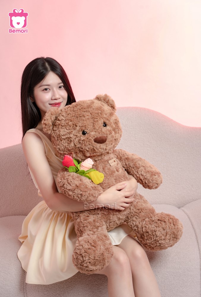 Teddy ôm hoa giúp chàng ghi điểm