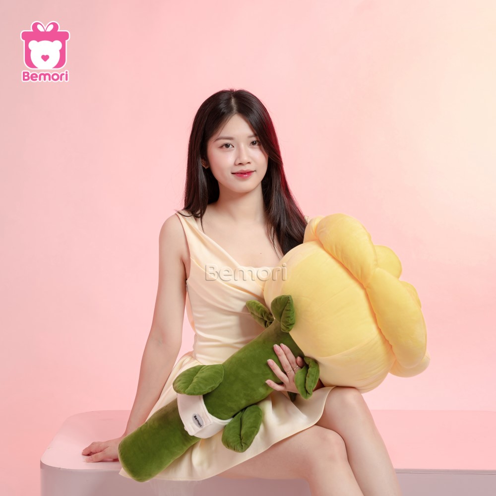 Bông hồng khổng lồ màu vàng tươi sáng và rực rỡ như nụ cười của nắng