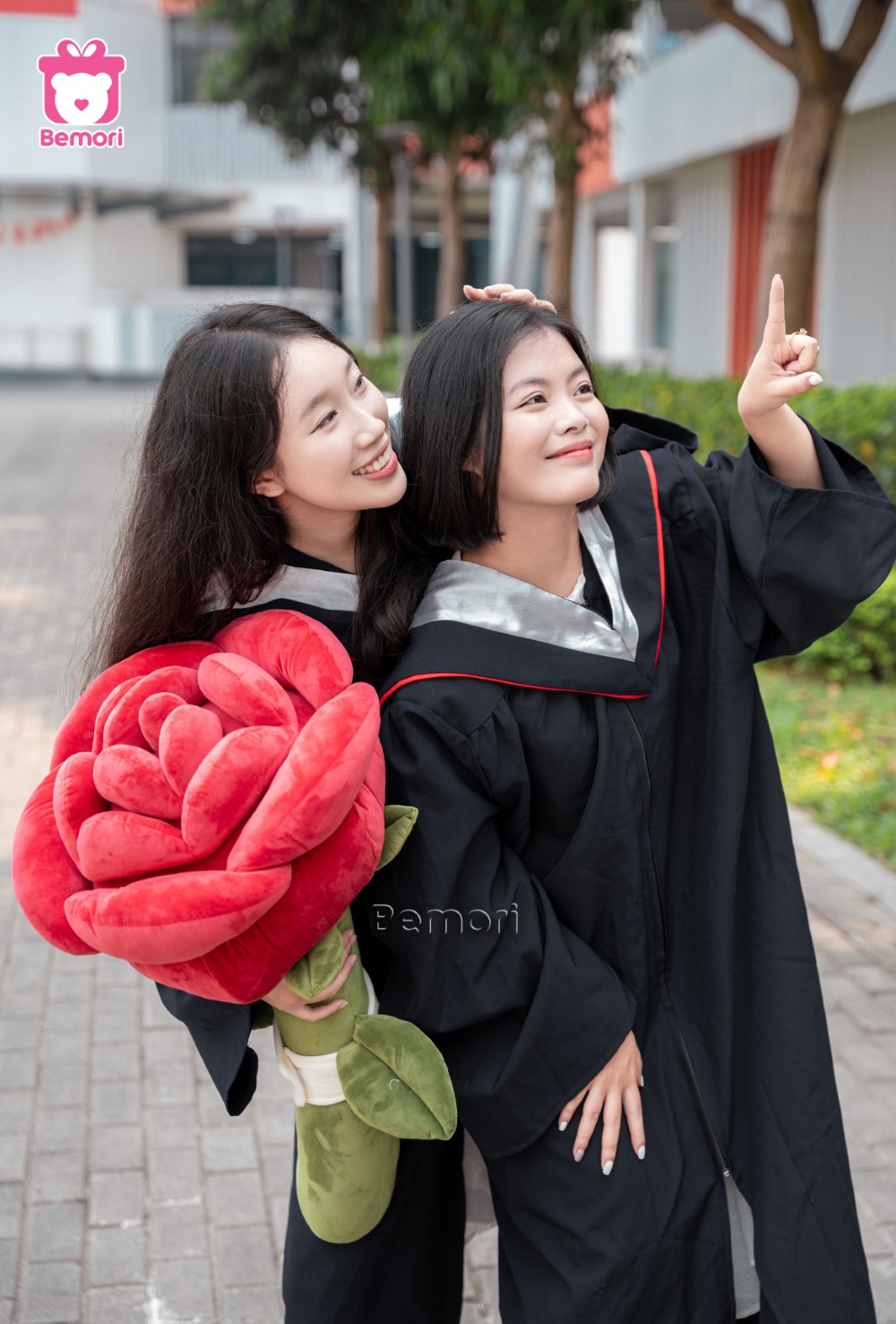 Bông hồng khổng lồ giữ lại khoảnh khắc rạng rỡ nhất