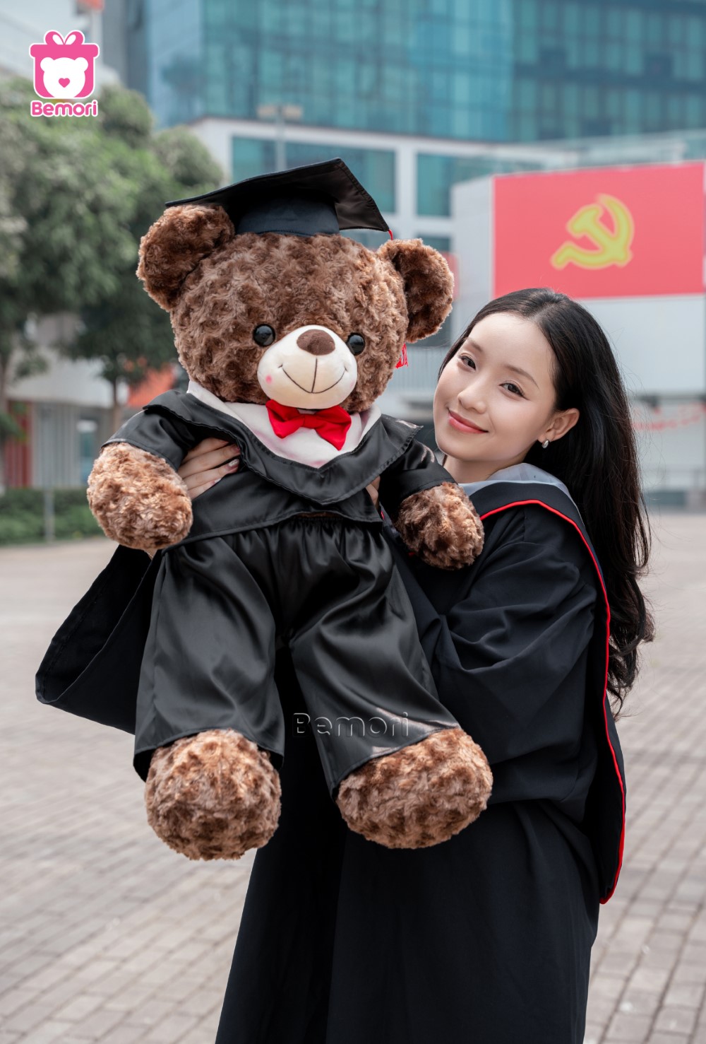 Gấu tốt nghiệp nhìn là nhớ cả thanh xuân