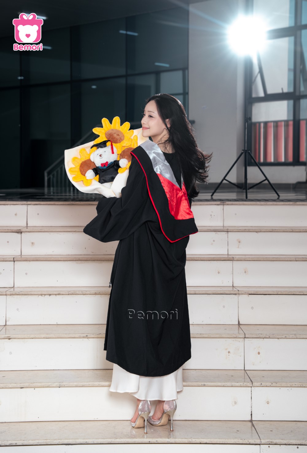 khi quà tặng hoa gấu bông trở thành điểm nhấn của bức ảnh