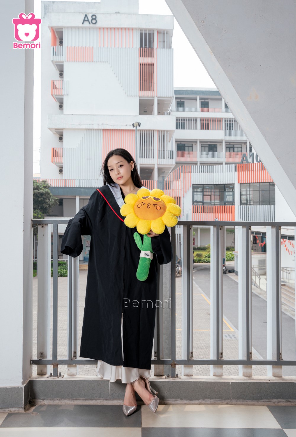 Hoa bông rực rỡ làm quà tốt nghiệp cho bạn nữ