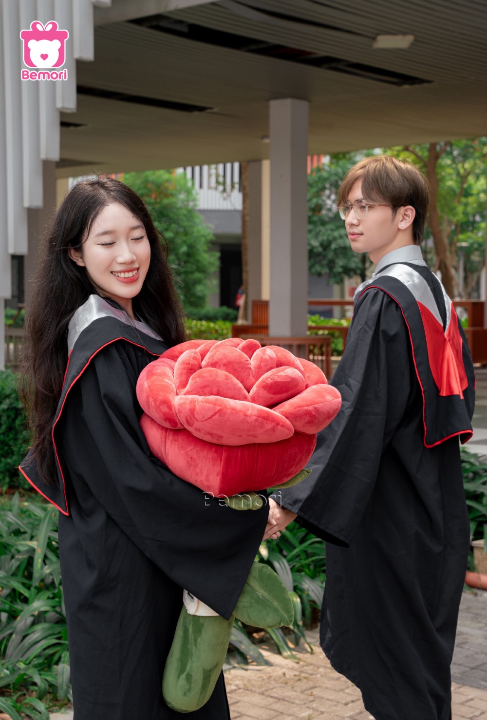 Những cái nắm tay của đôi tình nhân bên hoa bông Be Grad