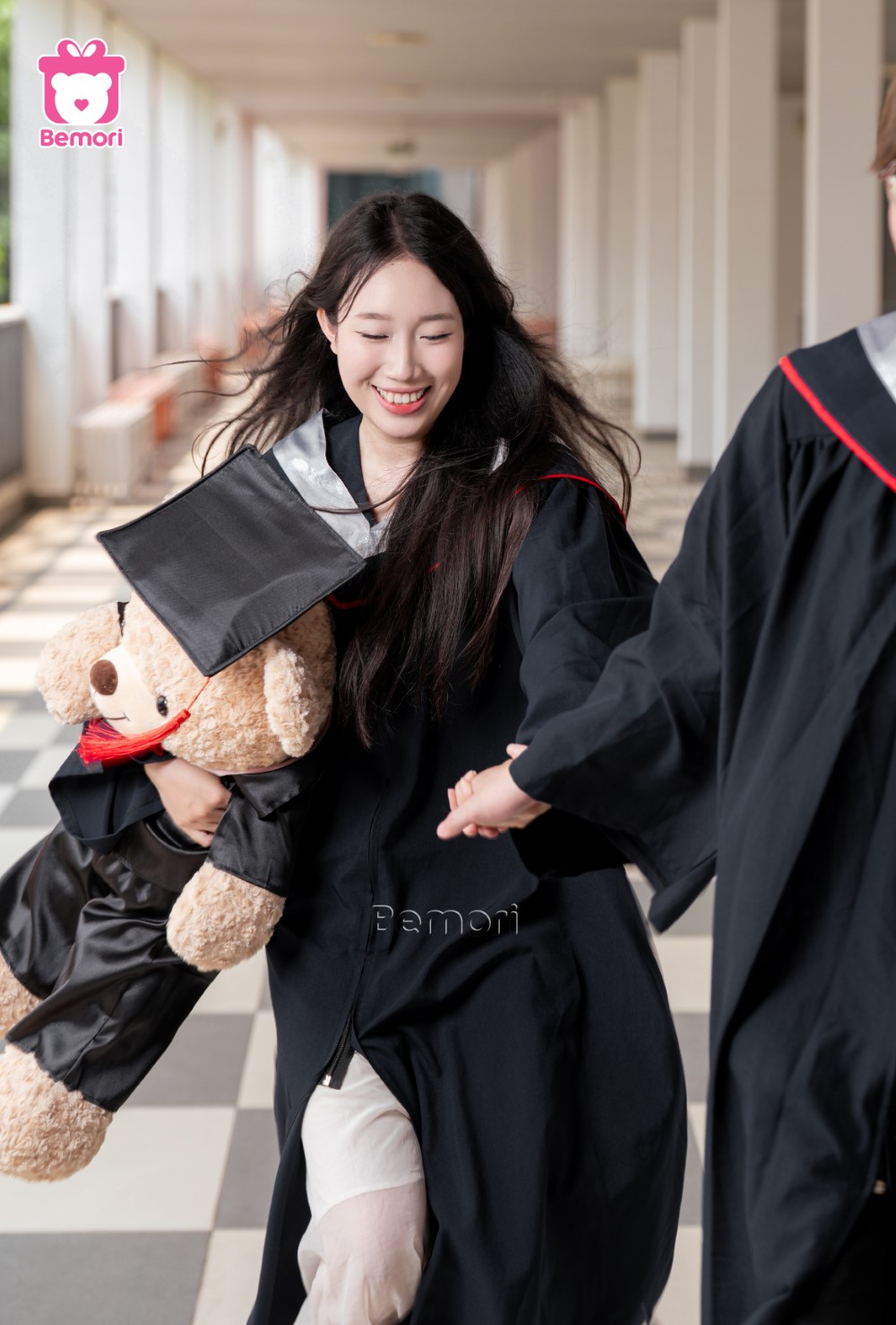 Những nụ cười trong ngày tốt nghiệp cùng gấu bông Be Grad