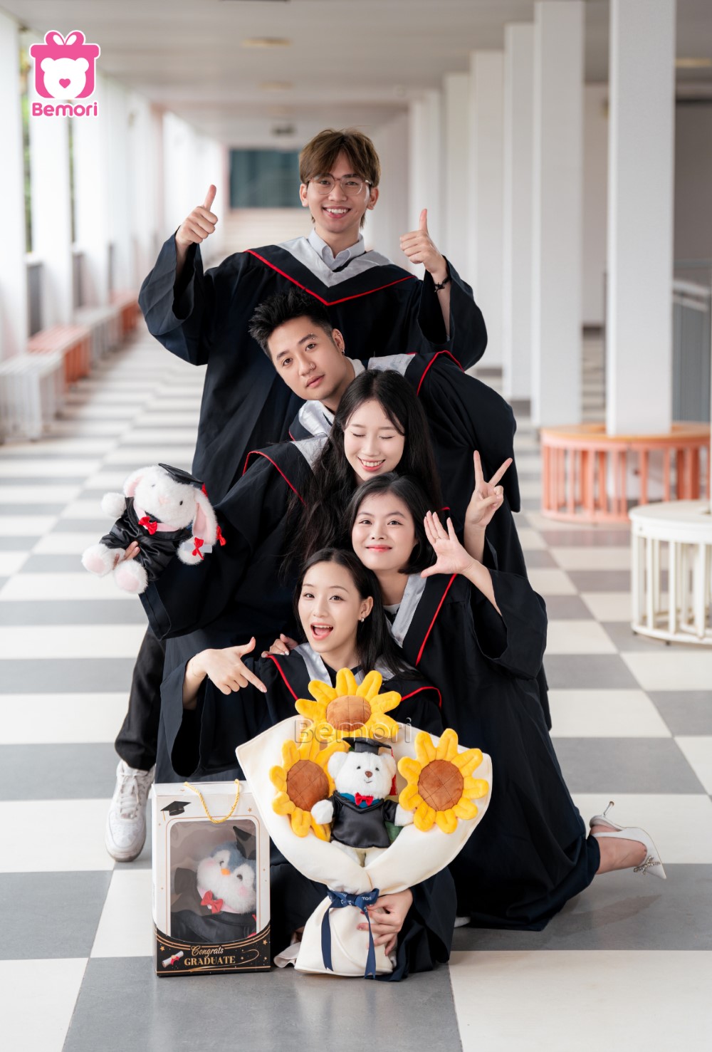 concept chụp ảnh tốt nghiệp của nhóm bạn