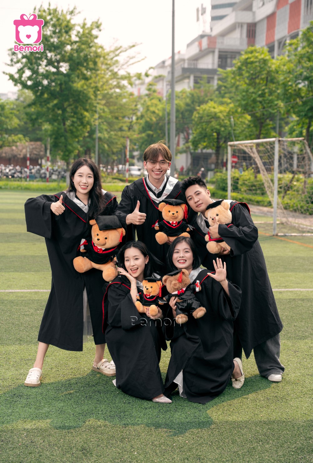 concept chụp ảnh tốt nghiệp của nhóm bạn