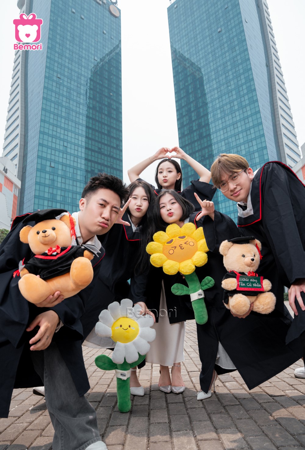 concept chụp ảnh tốt nghiệp của nhóm bạn