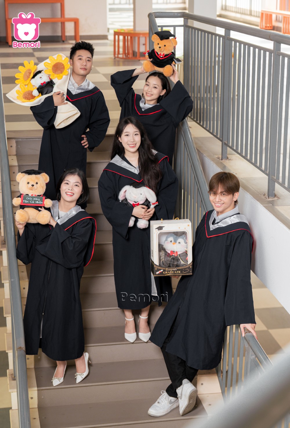 concept chụp ảnh tốt nghiệp của nhóm bạn