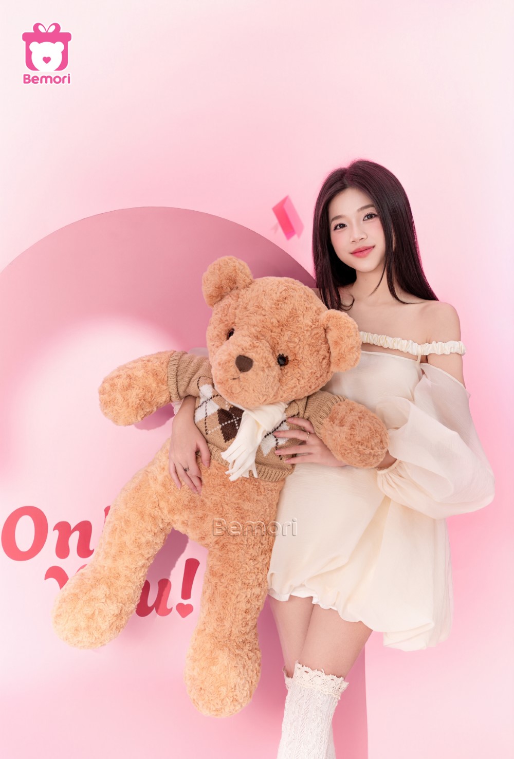 Mỗi khi em vui, em ôm Teddy xoay vòng