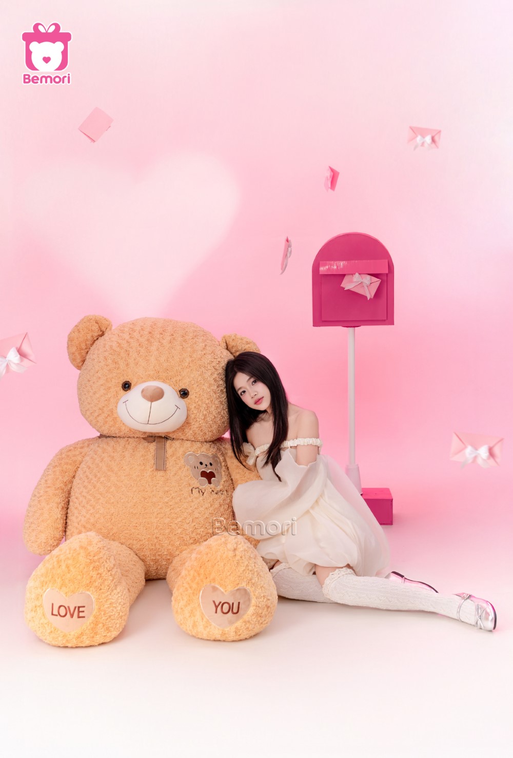Em tựa đầu vào vai Teddy, cảm nhận tình yêu của anh