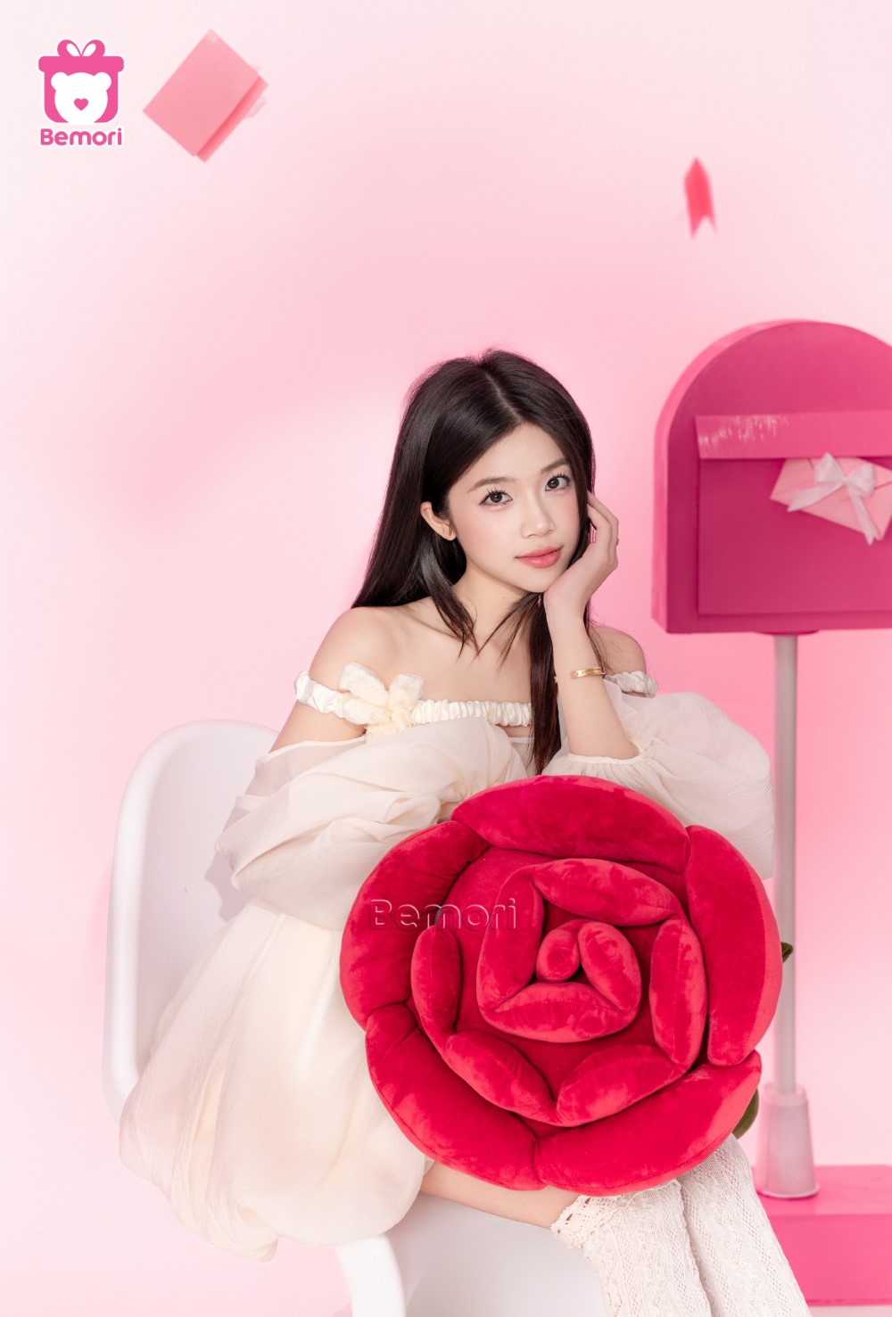 Mỗi đóa hoa hồng khổng lồ anh trao đều mang tên em