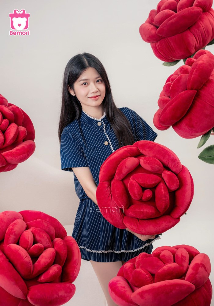 Bông hồng khổng lồ tạo điểm nhấn bất ngờ trong ngày đặc biệt