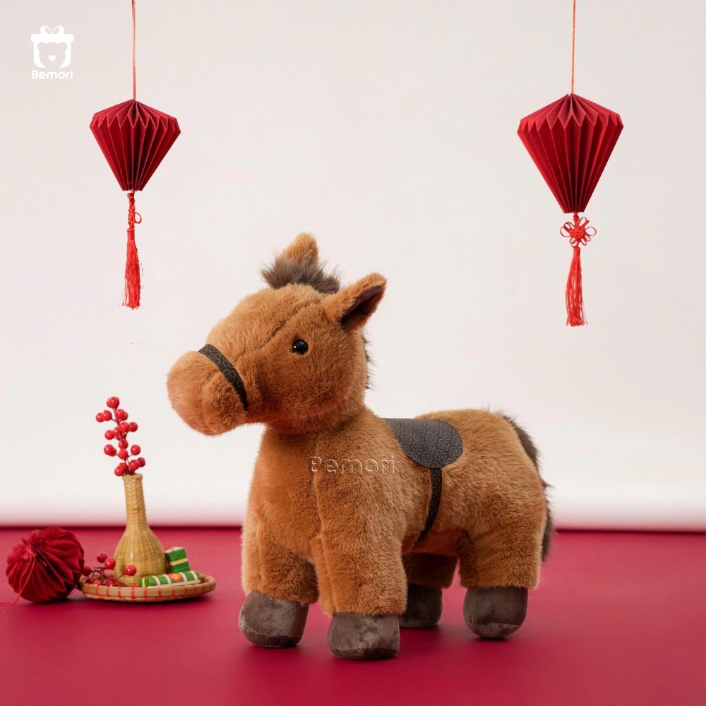 Ngựa bông ở phòng khách như một điểm nhấn nhỏ cho không gian ngày Tết