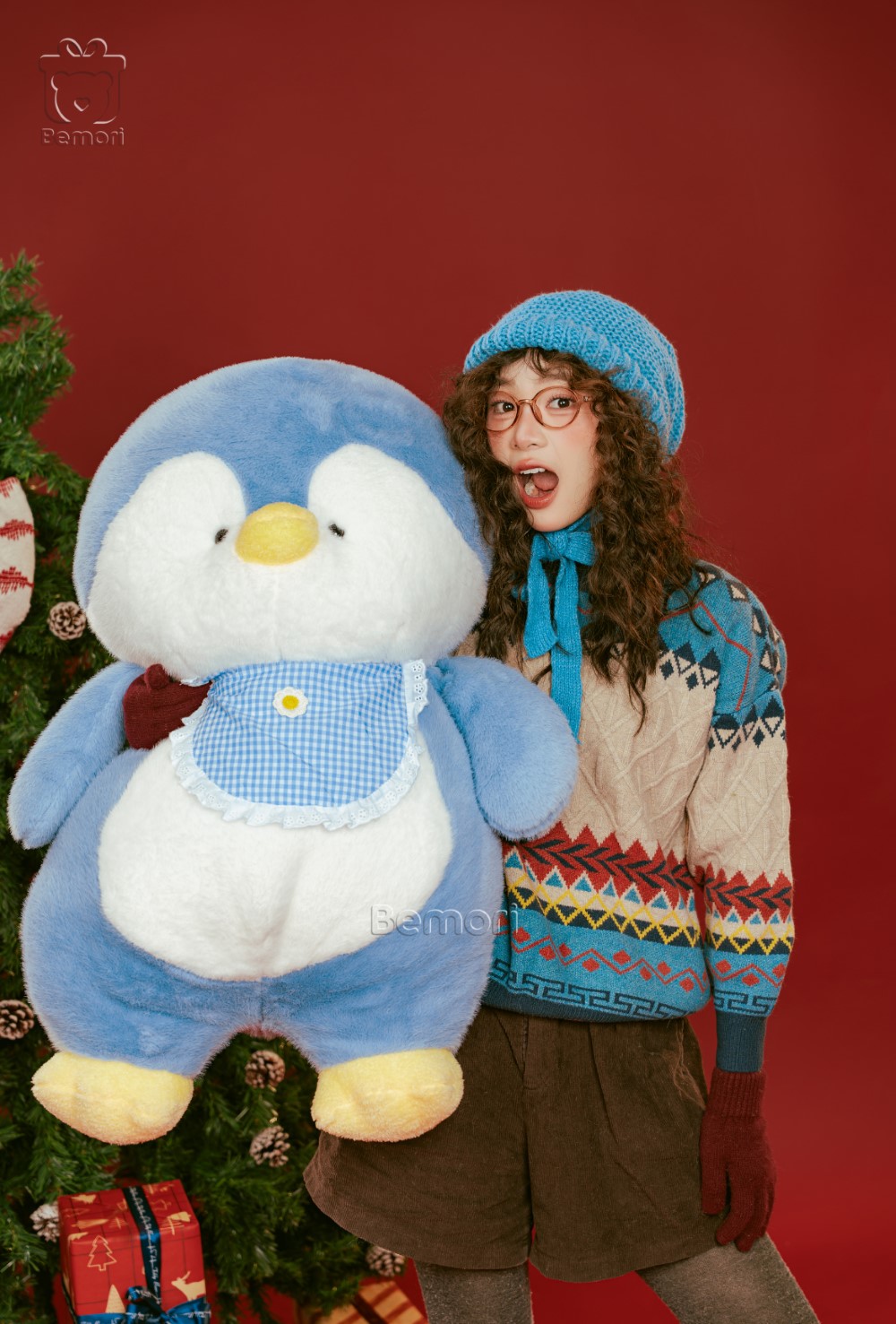 Bé cánh cụt đeo yếm đáng yêu