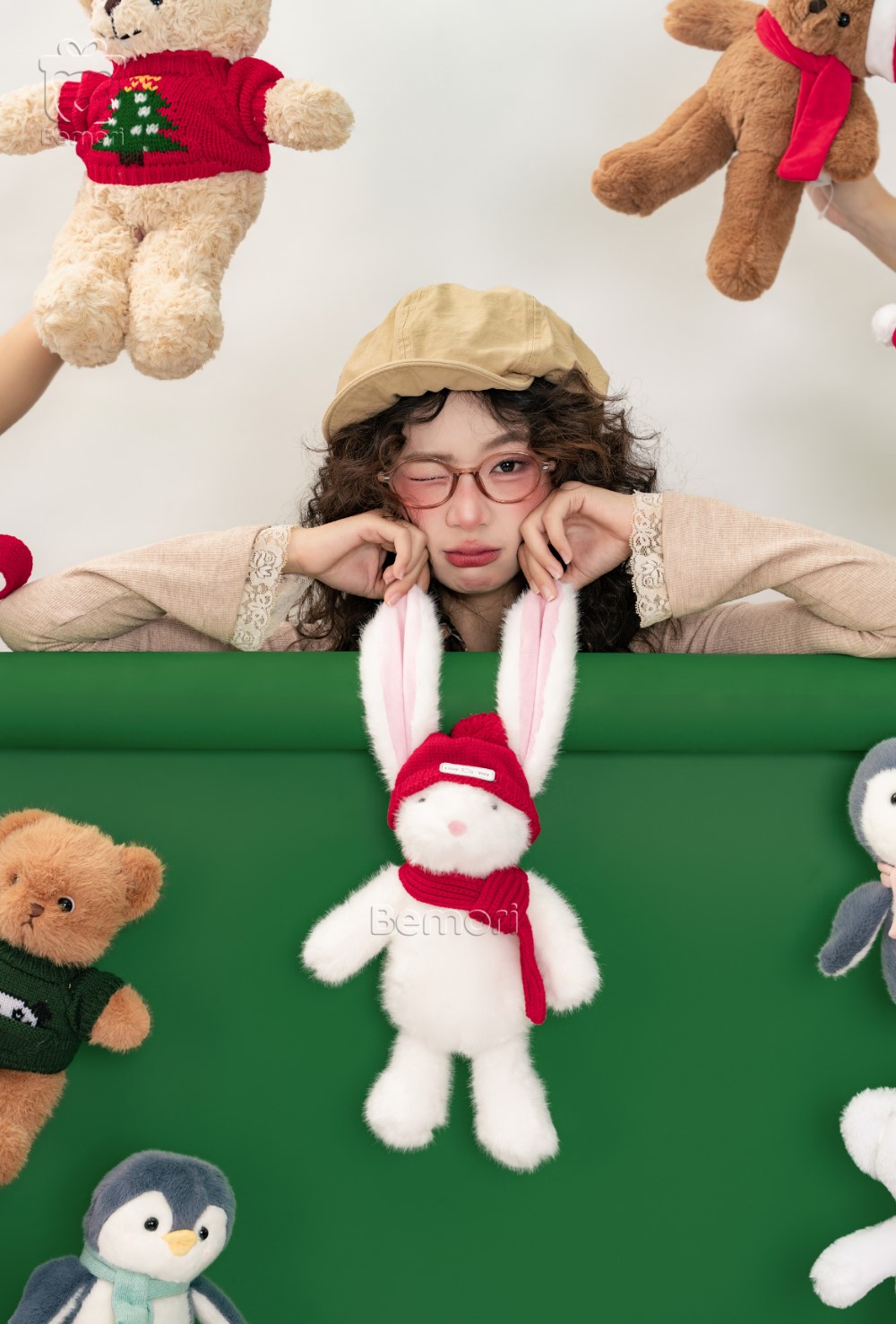 Thỏ bông đồng hành bên những khoảnh khắc ấm áp