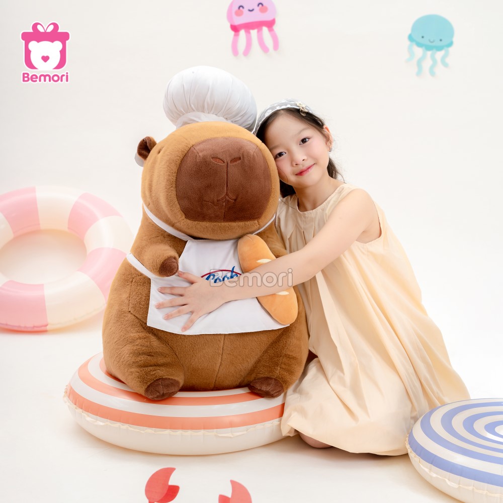 Bé yêu ôm Capybara tận hưởng trọn vẹn từng khoảnh khắc hè