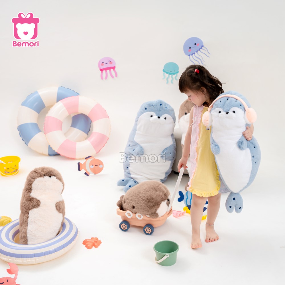 Mùa hè rực rỡ, bé yêu ôm hải cẩu bông đi muôn nơi