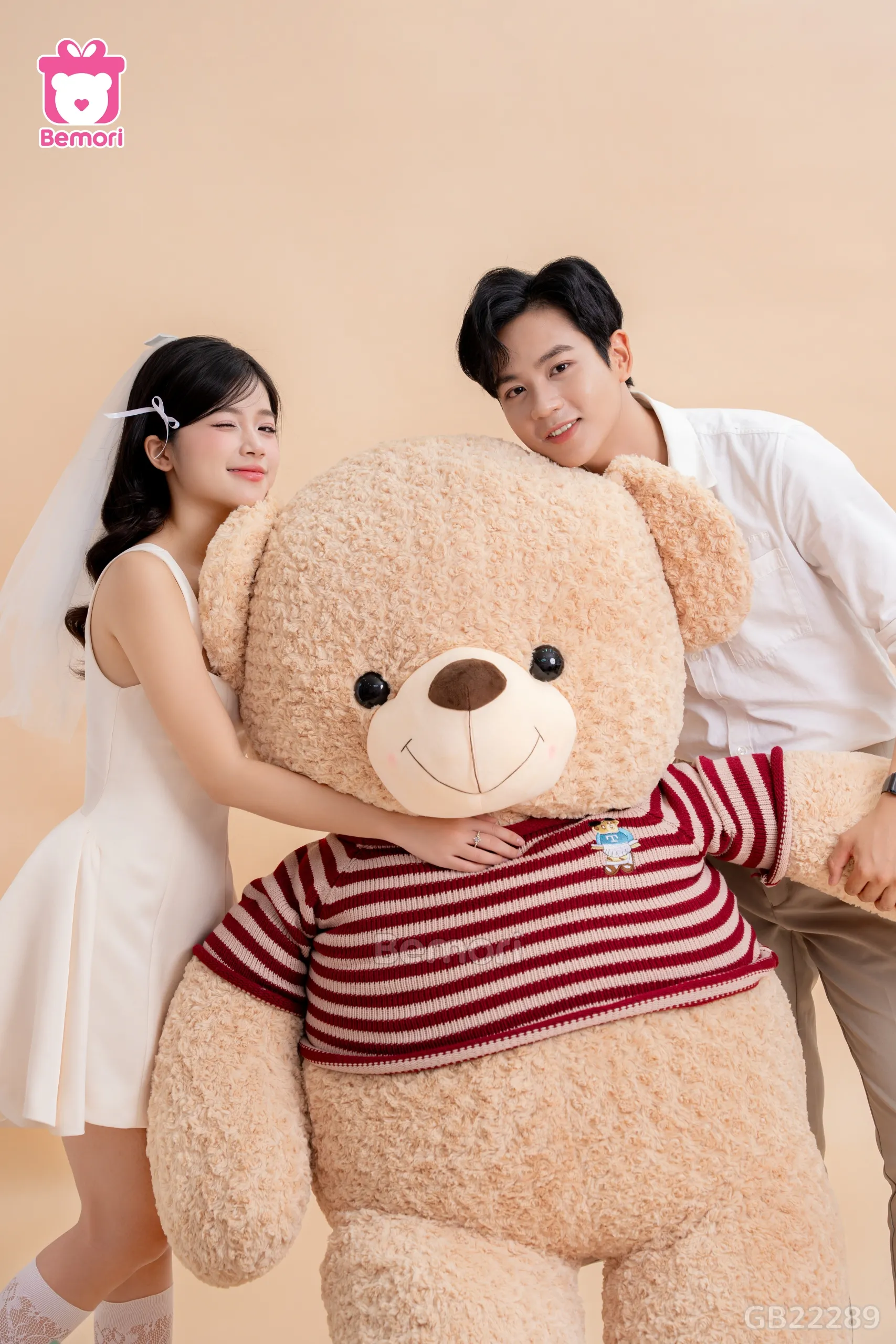 Tình yêu là sự chia sẻ, như cùng nhau ôm một chú gấu Teddy khổng lồ