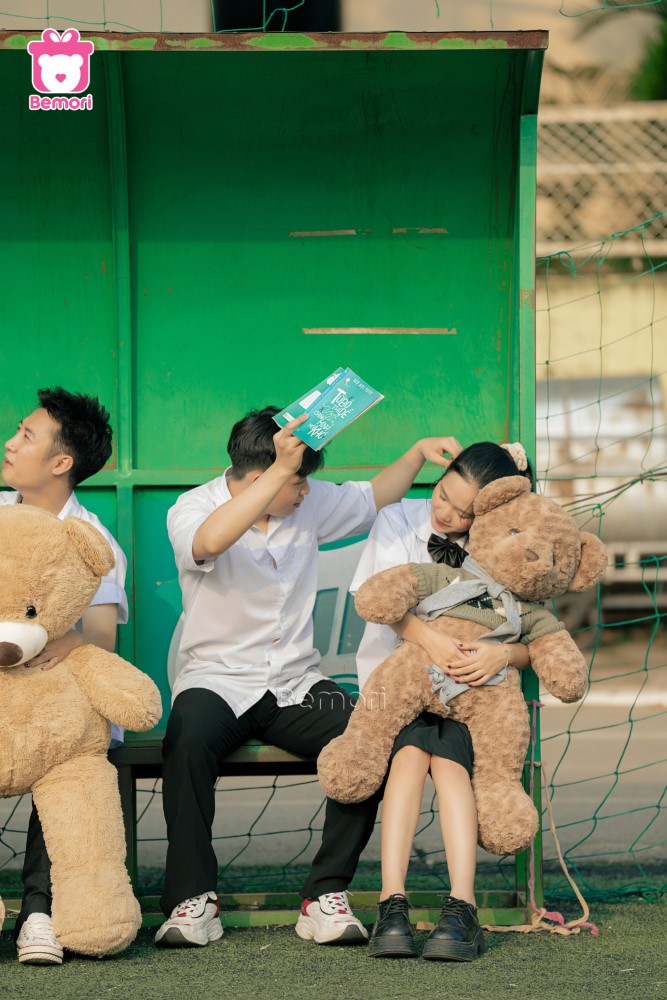 Tình yêu tuổi học trò hiện hữu trong những chú gấu bông