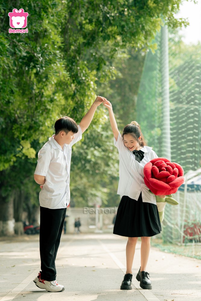 Tặng nhau một bông hoa, để nụ cười thêm rực nắng