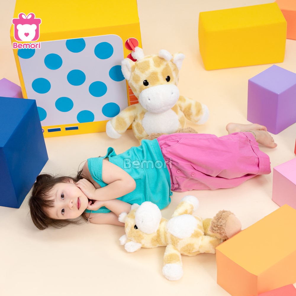 Hươu cao cổ dịu dàng bên bé yêu