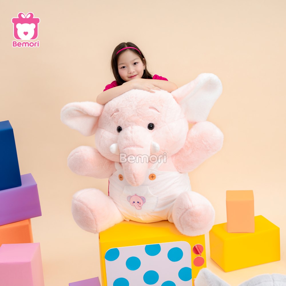 Voi Bông dịu dàng nâng niu tuổi thơ bé