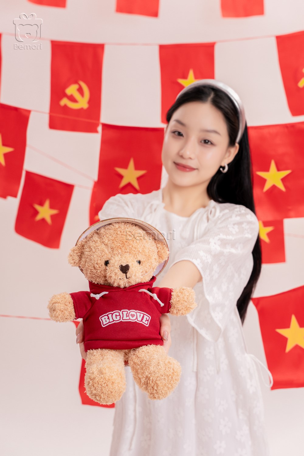 Một món quà giản dị, nuôi dưỡng tình yêu nước lặng lẽ