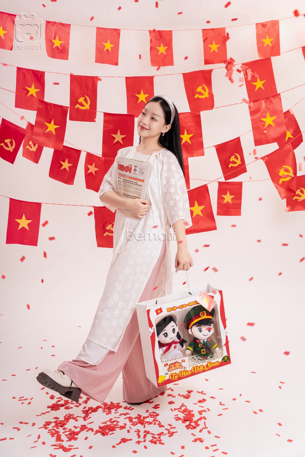 Cùng gấu bông Tự hào Việt Nam đi giữa trời rực rỡ