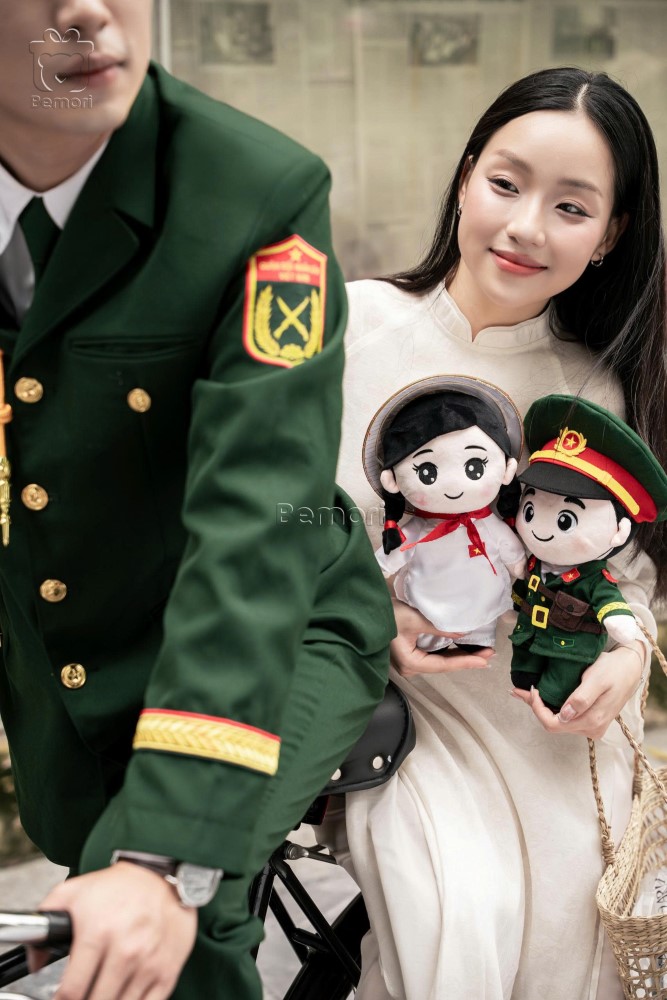 Chú bộ đội và Cô gái Việt Nam: hai biểu tượng, một niềm tự hào