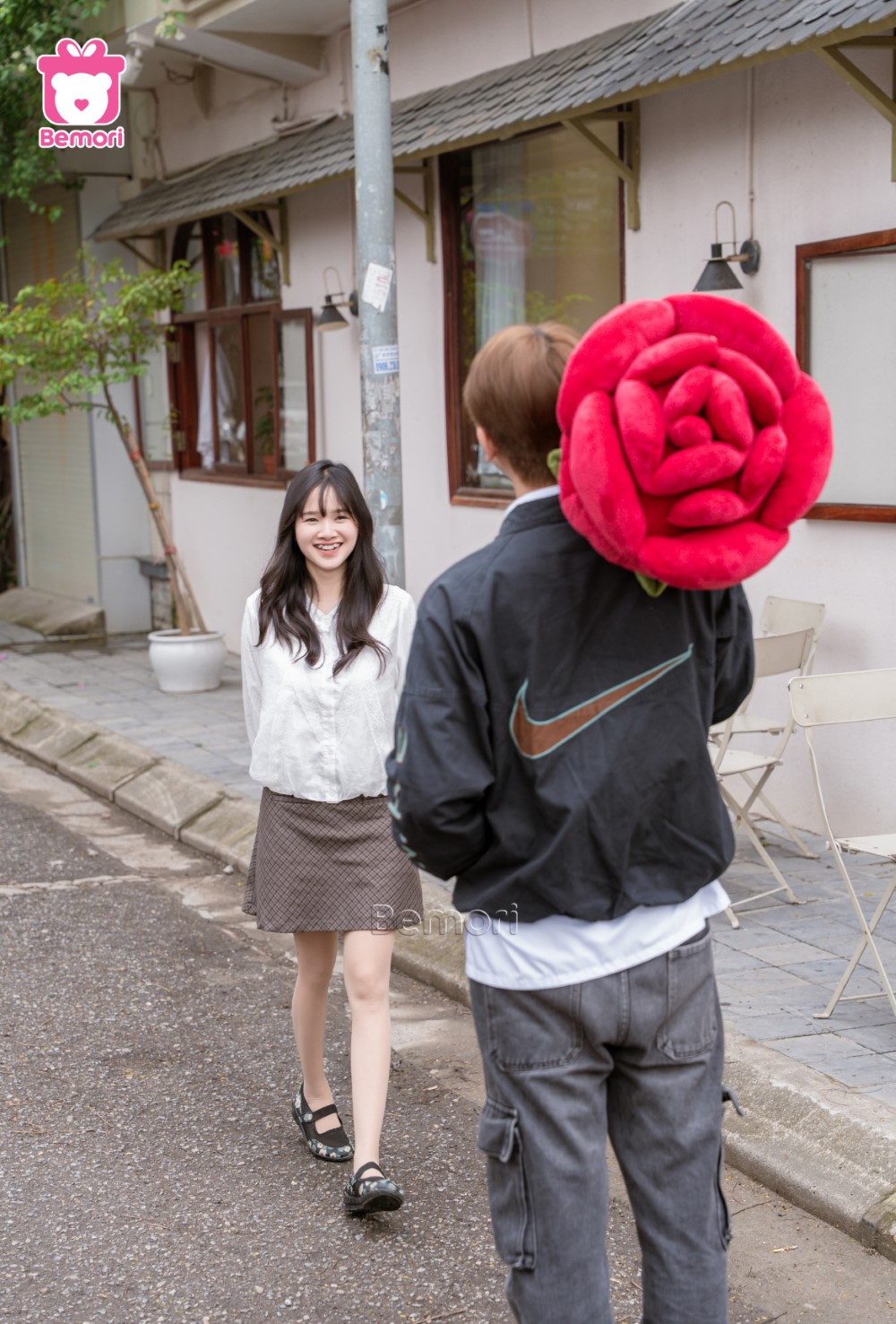 Nàng cười xinh khi chàng tặng bông hồng khổng lồ