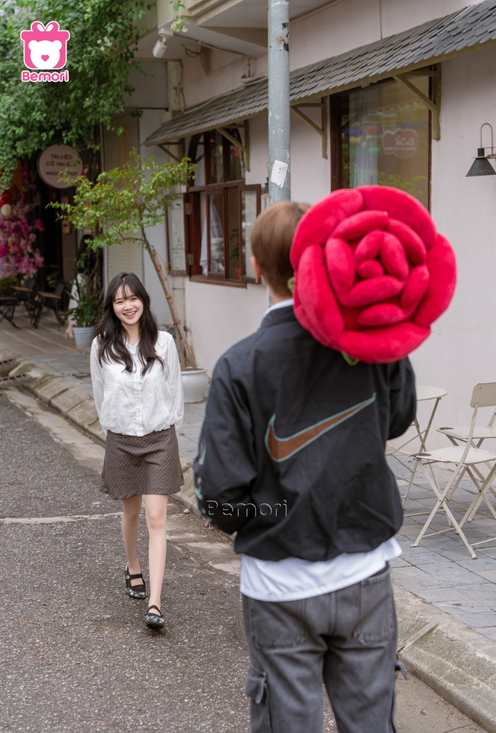 Đón nàng ở đầu ngõ, tặng nàng bó hoa hồng bông khổng lồ