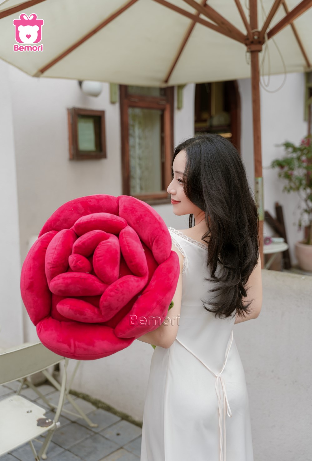 Bông hồng khổng lồ đỏ rực cháy một tình yêu mãnh liệt