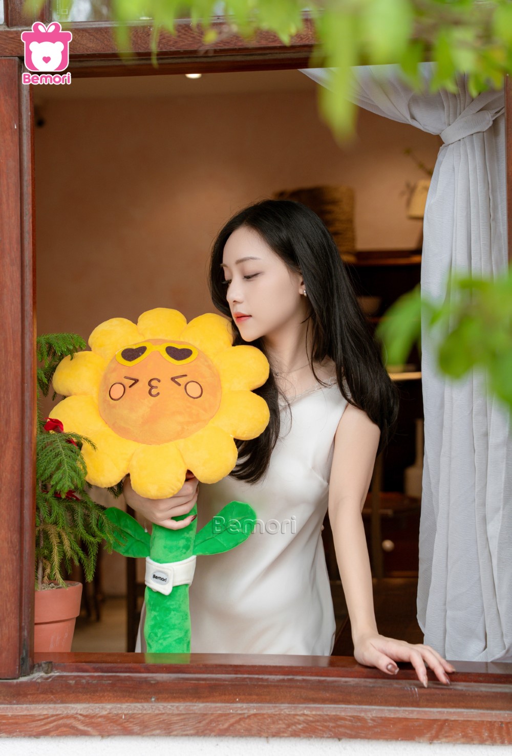 Nàng và hoa bông hướng dương rạng rỡ tựa ánh bình minh