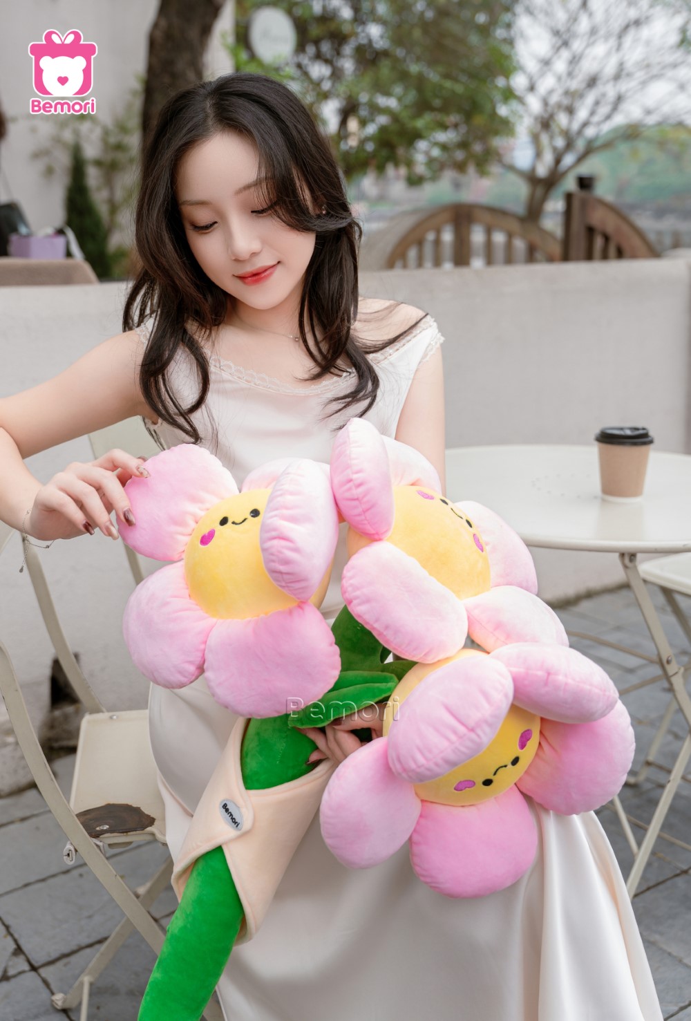 Một nụ cười bằng mười đóa hoa bông