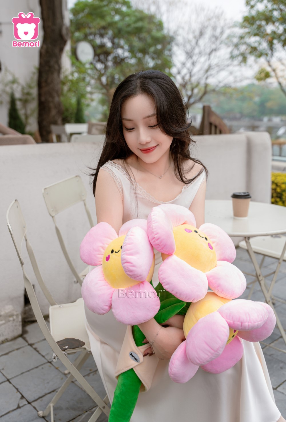 Chạm vào hoa mặt cười bông mềm mại, chạm vào yêu thương