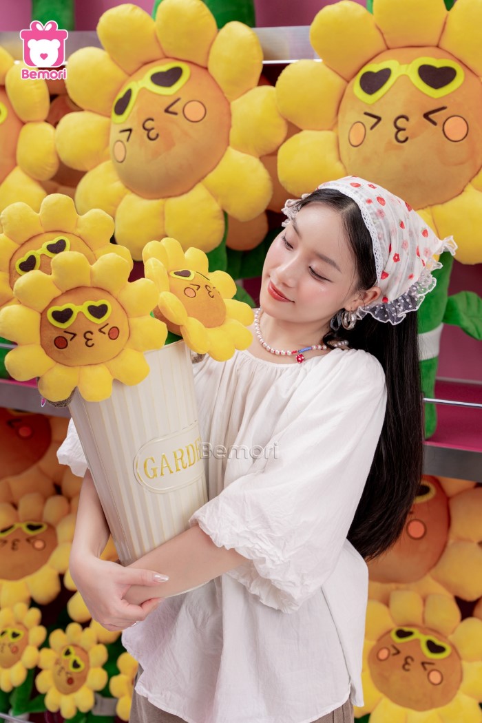 Thiếu nữ bên hoa hướng dương bông