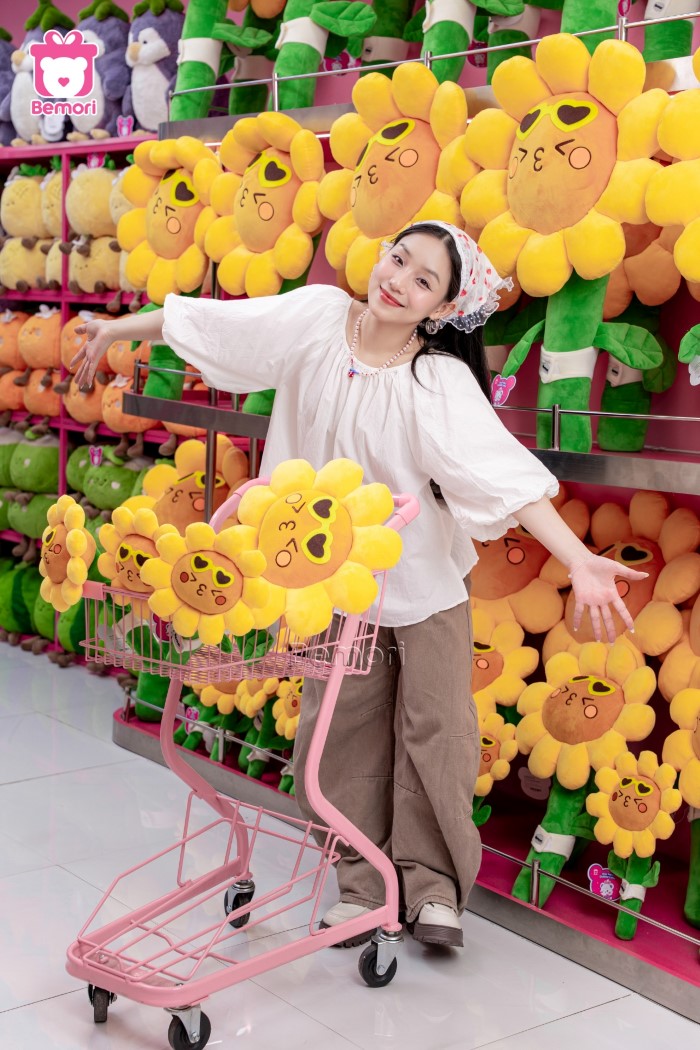 Ngập tràn hoa xinh, quà xịn