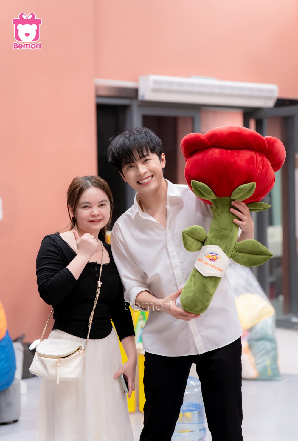 Những bó hoa hồng khổng lồ được thêu tên riêng của từng nghệ sĩ