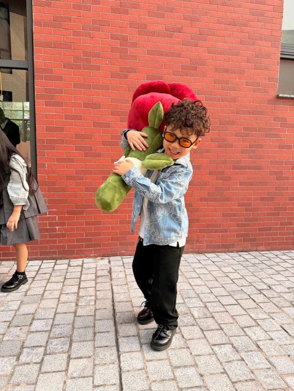 Các bé vô cùng thích thú với những bó hoa bông khổng lồ