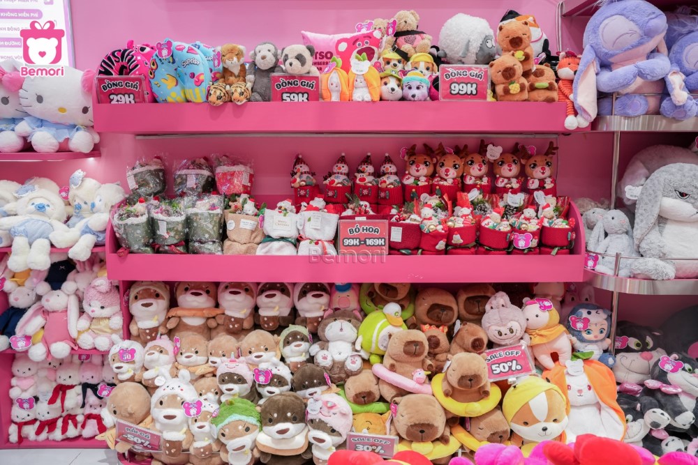 Các kệ gấu sale được xếp xinh xắn cho bạn dễ dàng lựa chọn