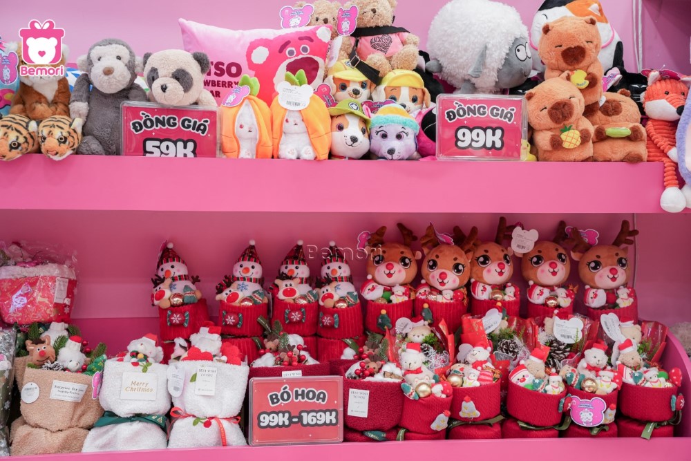 Từ thú bông, gối tựa, túi đeo đều được giảm giá sâu