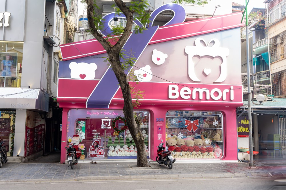 Cửa hàng gấu bông Bemori nay bỗng sáng rực một góc phố